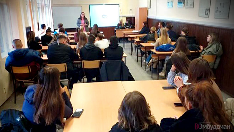 Pokrajinska ombudsmanka, Dragana Ćorić, u razgovoru sa učenicima