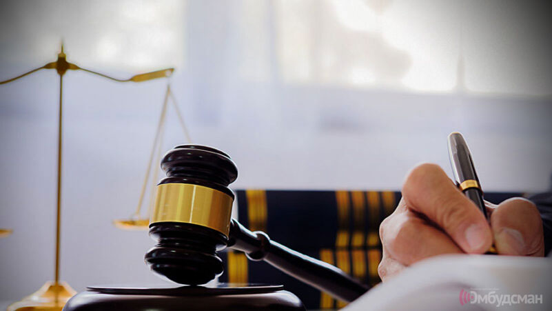 Slika sudije, pravne vage i sudijskog čekića